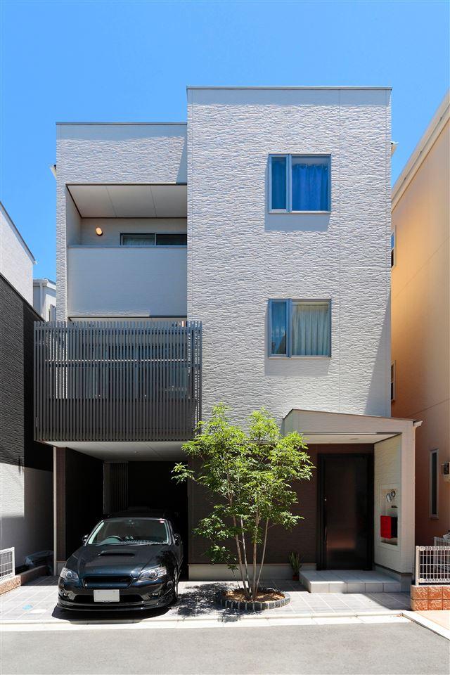 Building plan example (exterior photos).  [Our construction cases] Appearance of refreshing impression white-collar and planting shine in blue sky. Plenty of feeling of opening in the open outside the structure.