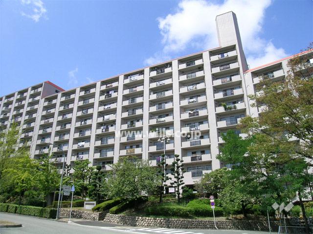 Local appearance photo. Momoyamadai Grand Mansion D-2 buildings of appearance (from the south)