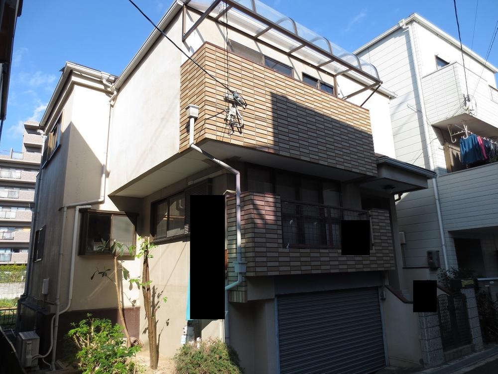 Local appearance photo. There garage with shutter. 