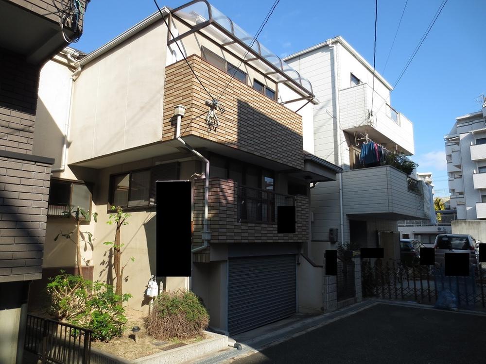 Local photos, including front road. It is a photograph with a front road. 