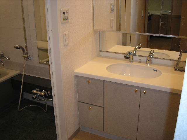 Other room space. Wash basin