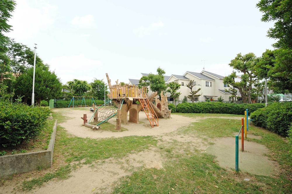 park. Is I am happy to Honchokita park 390m small children also play in peace park is in the near.