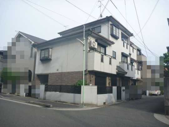 Local appearance photo. It is a photograph taken from the northwest side of the road