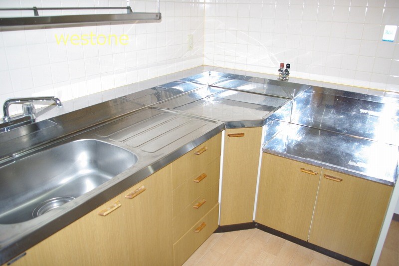 Kitchen. Gas stove can be installed kitchen.