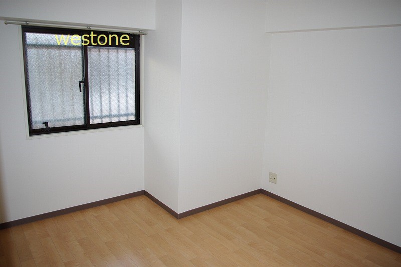 Other room space. Entrance right of the 6 quires Western-style. There is also a storage.