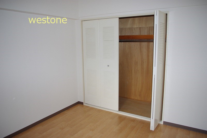 Other room space. Entrance left of the 6 quires Western-style. Storage is large.