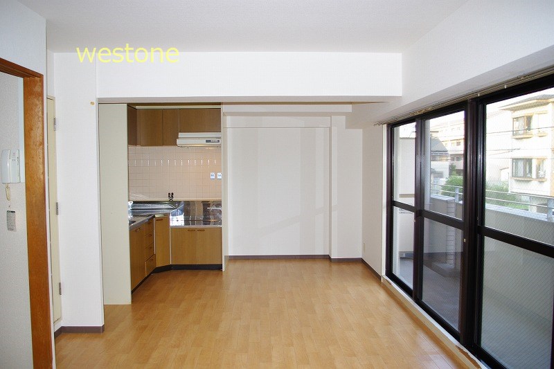 Living and room. 14 Pledge of a large living. The window also greatly liberating.