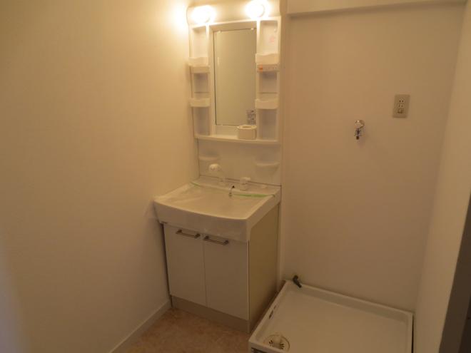 Wash basin, toilet. Wash basin