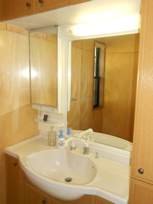 Wash basin, toilet. Indoor (10 May 2013) Shooting