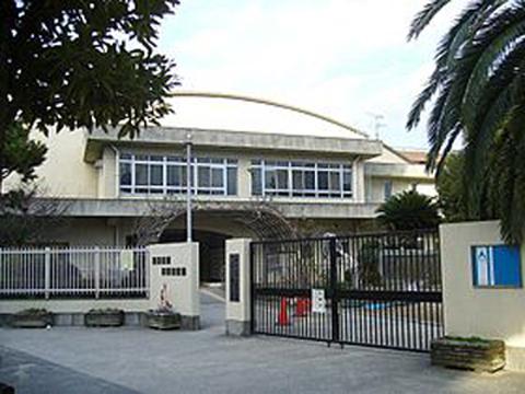 Junior high school. 320m until the fourth junior high school