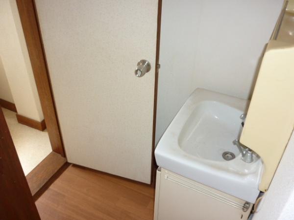 Wash basin, toilet. Indoor (12 May 2013) Shooting