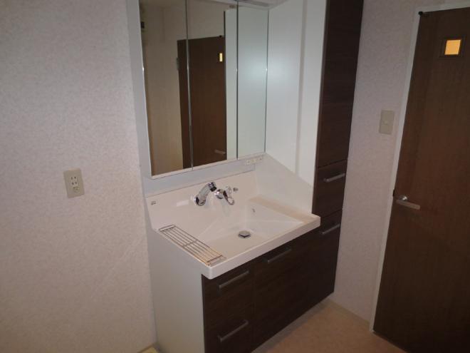 Wash basin, toilet. Interior