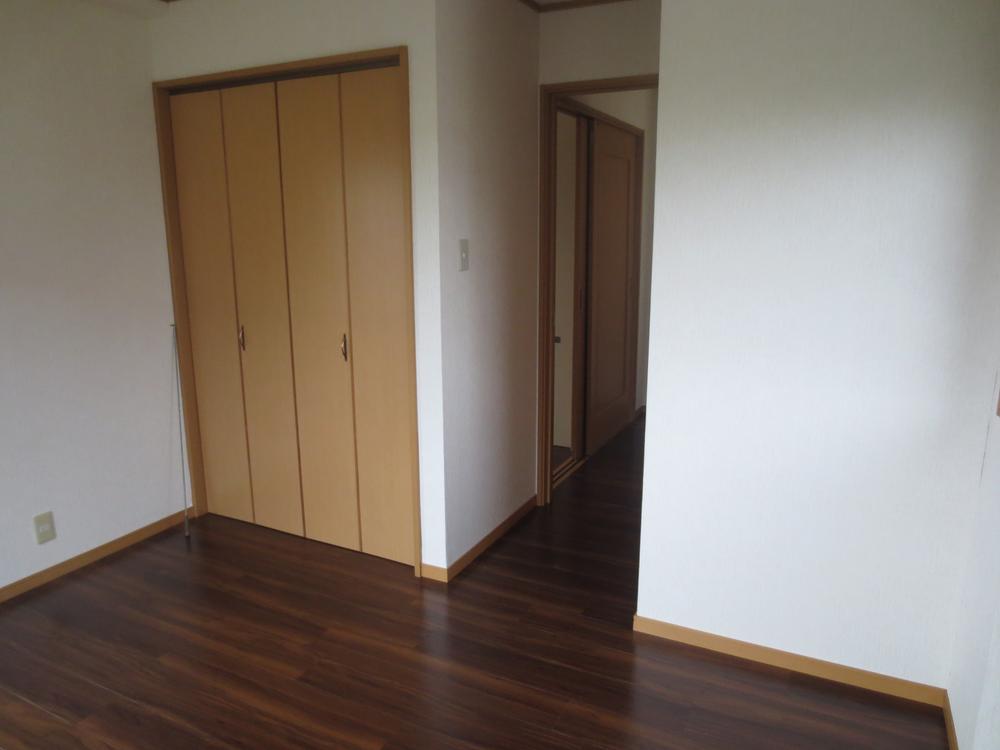 Non-living room. Housing wealth