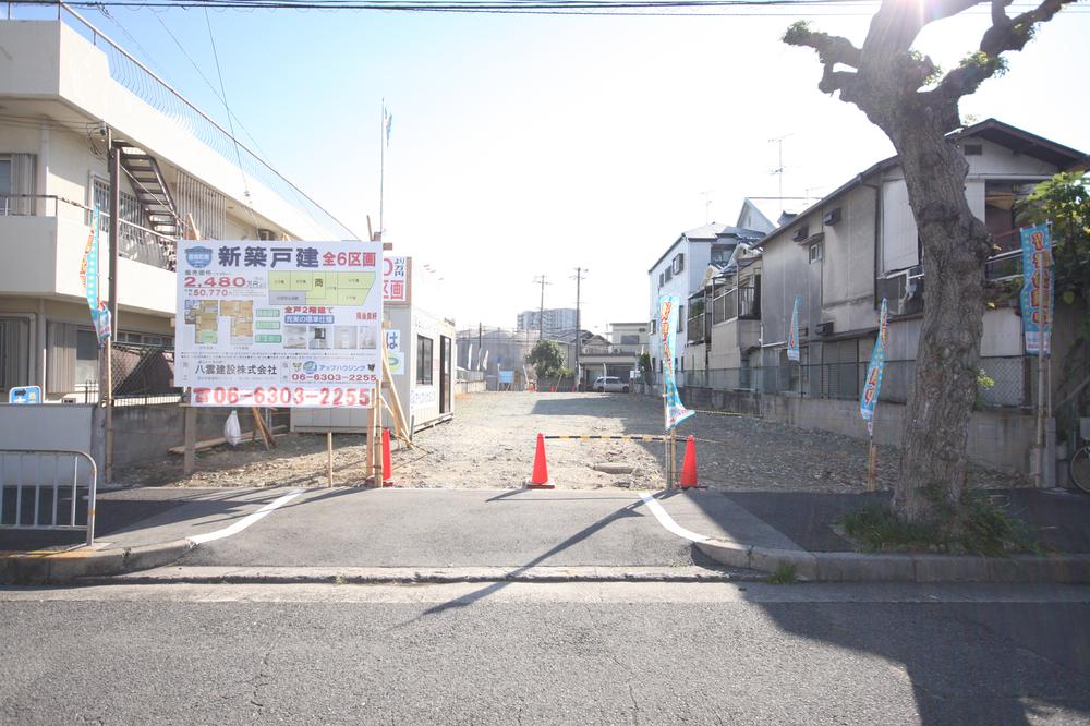 Local photos, including front road. Double-sided road before road spacious