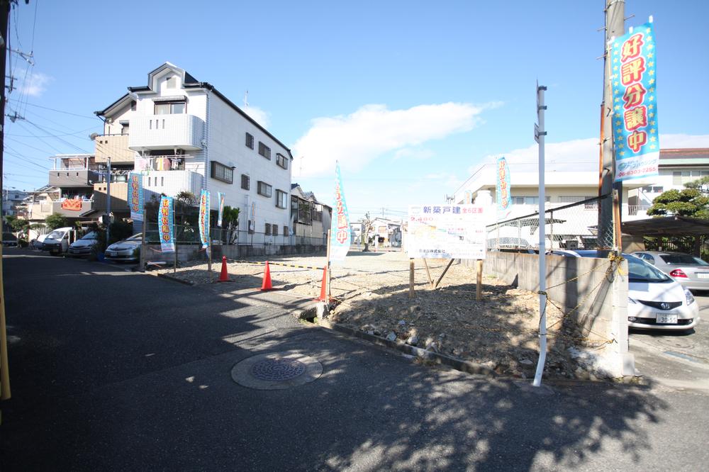 Local photos, including front road. Double-sided road before road spacious