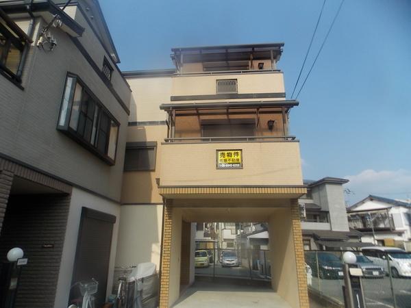 Local appearance photo. We propose a "house where the family can live happily."