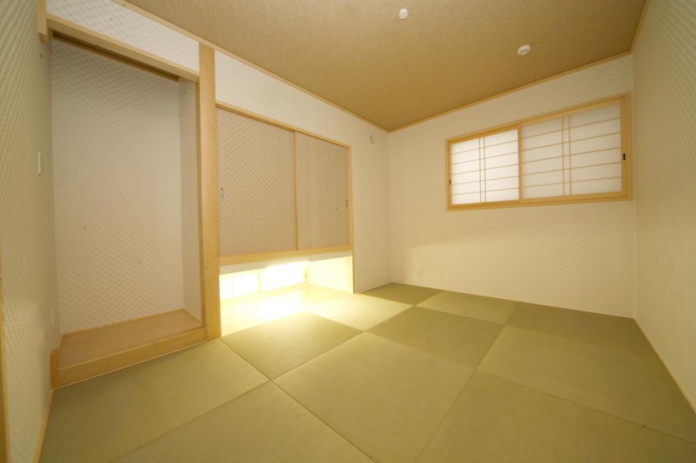 Even a full-fledged Japanese-style, Bright and airy taste to adapt to the living room and Western-style atmosphere. Decorate a favorite of indirect lighting in the lower closet.