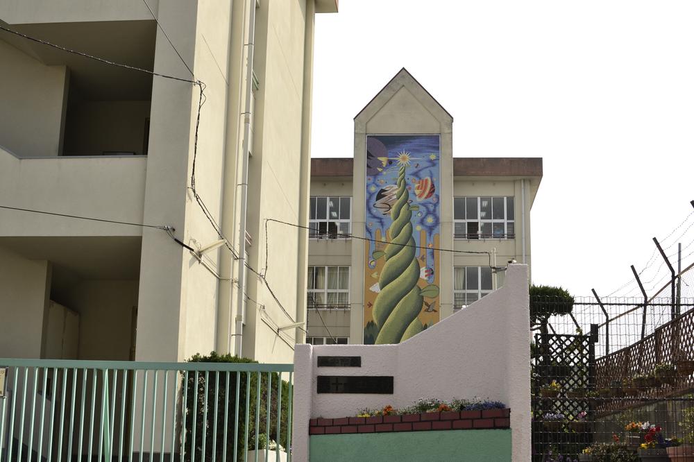 Junior high school. Article 480m walk about 6 minutes to one junior high school. But also it is substantial club of athlete, Culture is also brass band, art, chorus, Computer, There are activities of various kinds, such as natural science.