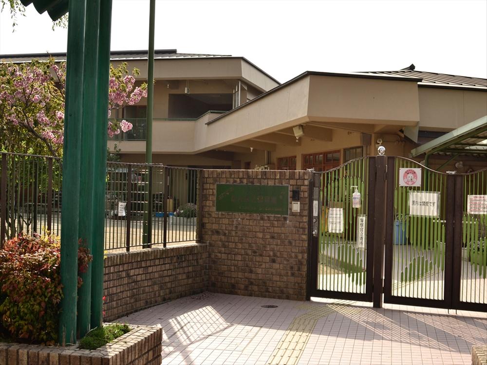 kindergarten ・ Nursery. Akebono Ponpoko to nursery school located in the 720m idyllic suburb of the hill, Nursery, surrounded by nature. Everyone aims to 'place spend in peace', There is such as Square of nursery room and Sunny to feel the warmth of the wood.