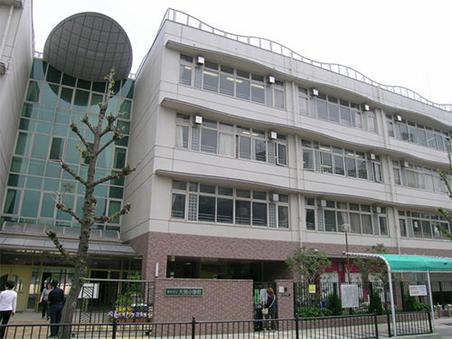 Primary school. Oike until elementary school 1040m "Oike elementary school" is, Located in the Hankyu "Toyonaka" station in front of the station (east). It has been founded in 1936. Heisei completed school building is modern in 12 years.