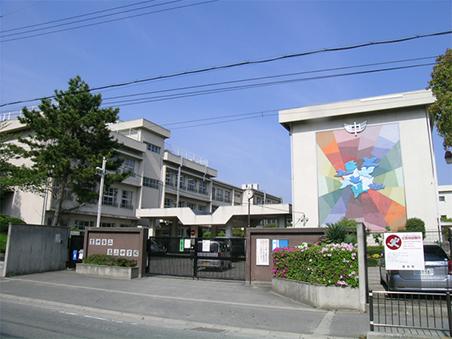 Junior high school. Article until the third junior high school 1040m "thirteenth junior high school" is, Osakamonorerusen "Shibahara" a 3-minute walk from the station to the south, Located along the central loop line. Founded is 1977.