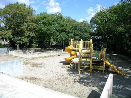 park. The park has become a place of relaxation stations 1200m region to Inariyamakoen. And a popular playground equipment open space to small children, There is a rock out Hashirimawareru ground, Apparently you better parent-child figure of kindergarten the way home for the north operated by Inari shrine there is a "Miyayama kindergarten".