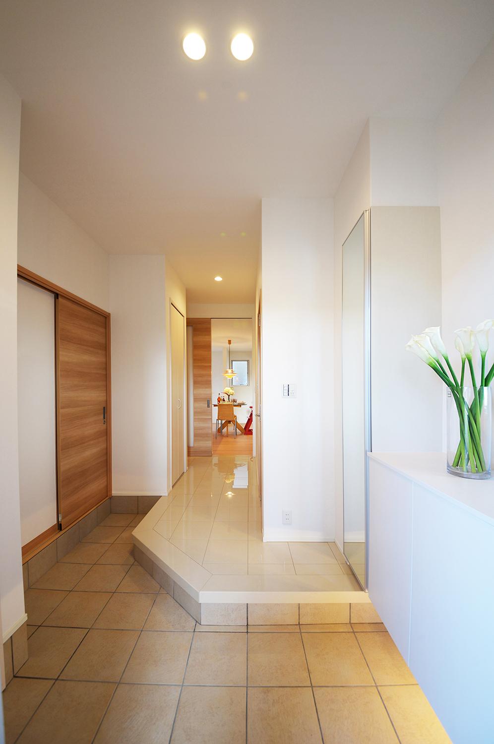 Model house photo. It can also be placed bicycle, Spacious entrance.