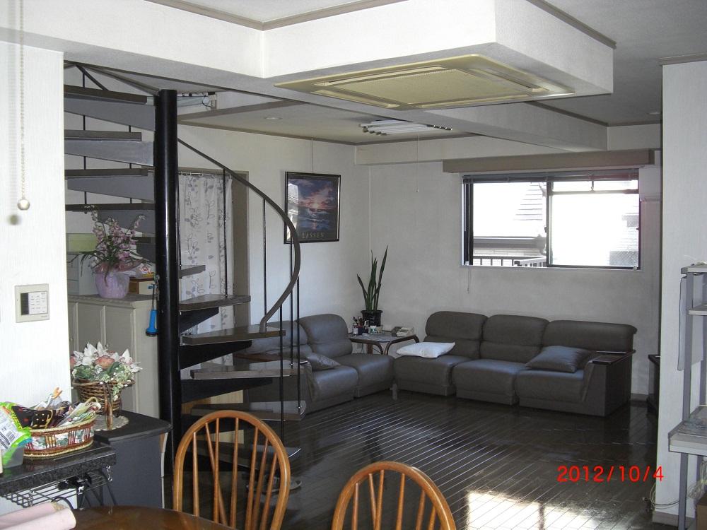 Living. living There is a spiral staircase.