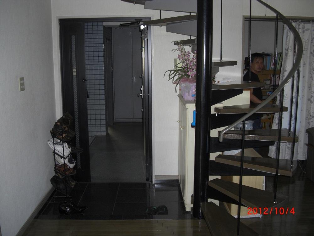 Entrance. Is the entrance and the spiral staircase.