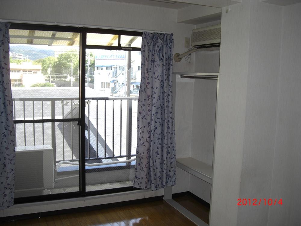 Non-living room. Studio is the part. There a total of 8 rooms.