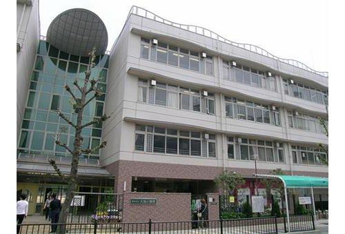Primary school. Oike until elementary school 1040m "Oike elementary school" is, Located in the Hankyu "Toyonaka" station in front of the station (east).  It has been founded in 1936. Heisei completed school building is modern in 12 years.