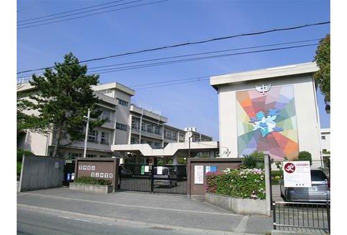 Junior high school. 1040m to large thirteen junior high school, "thirteenth junior high school" is, Osakamonorerusen "Shibahara" a 3-minute walk from the station to the south,  Located along the central loop line. Founded is 1977.