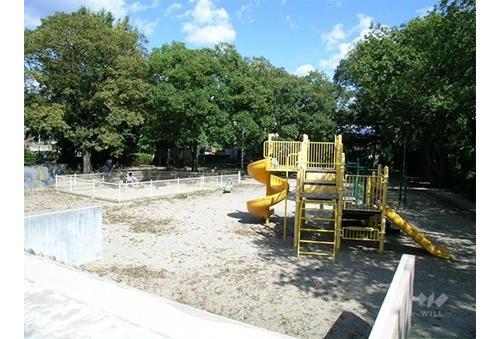 park. The park has become a place of relaxation stations 1200m region to Inariyamakoen. And a popular playground equipment open space to small children, There is a rock out Hashirimawareru ground, Apparently you better parent-child figure of kindergarten the way home for the north operated by Inari shrine there is a "Miyayama kindergarten".