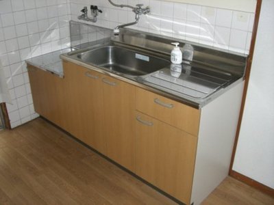 Kitchen. It is easy to use the spacious kitchen.