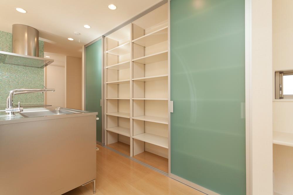 Receipt. Large pantry can also be in the kitchen back space in the free plan. Of course, it can also be a large closet in each room.