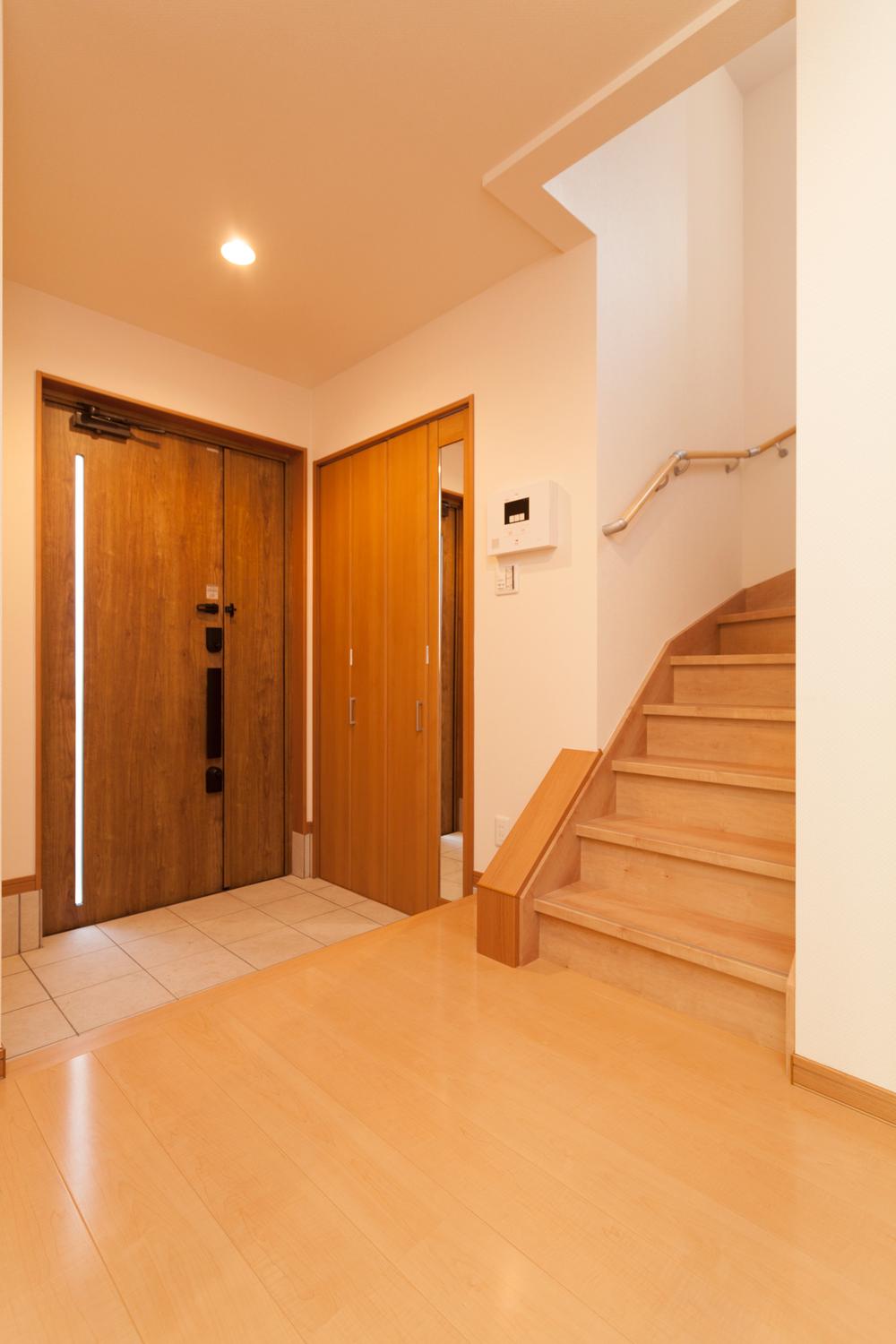 Entrance. Entrance that leads to the spacious hall.