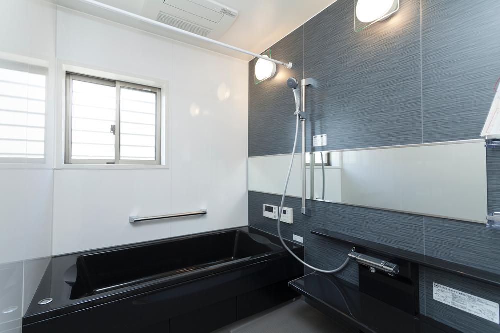 Bathroom. Please heal the fatigue of the day in one tsubo type of bathtub. From the shape of the tub, Can you choose from a variety of colors ranging from the bathroom panel.