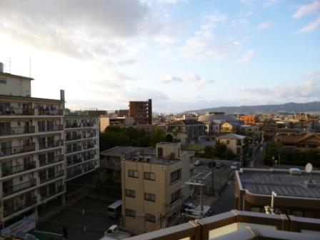 View photos from the dwelling unit. Vista overlooking far !!