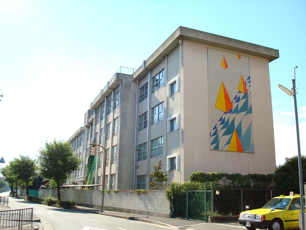 Junior high school. Toyonaka 975m to stand tenth Junior High School