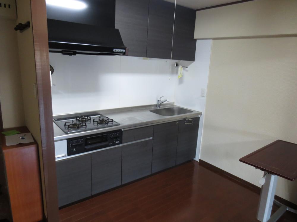 Living. Kitchen and living.