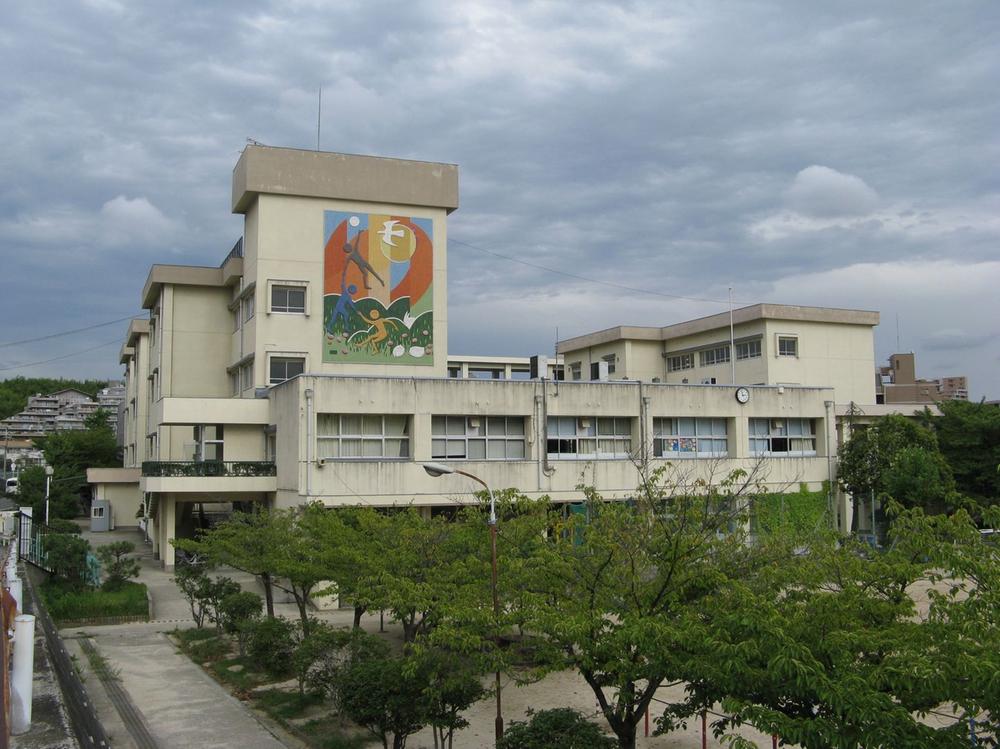 Primary school. 464m to Toyonaka Tatsuizumi hill Elementary School