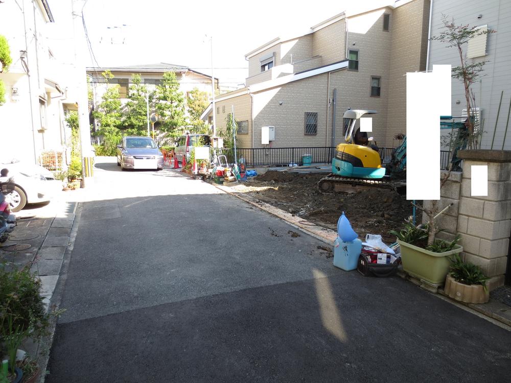 Local photos, including front road. It is the entire surface of the road. A quiet residential area, It is spacious spend serving environment.