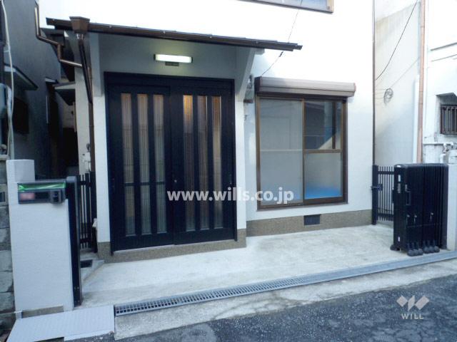 Entrance. It is the entrance part. It is used carefully has been the past few degrees renovation.