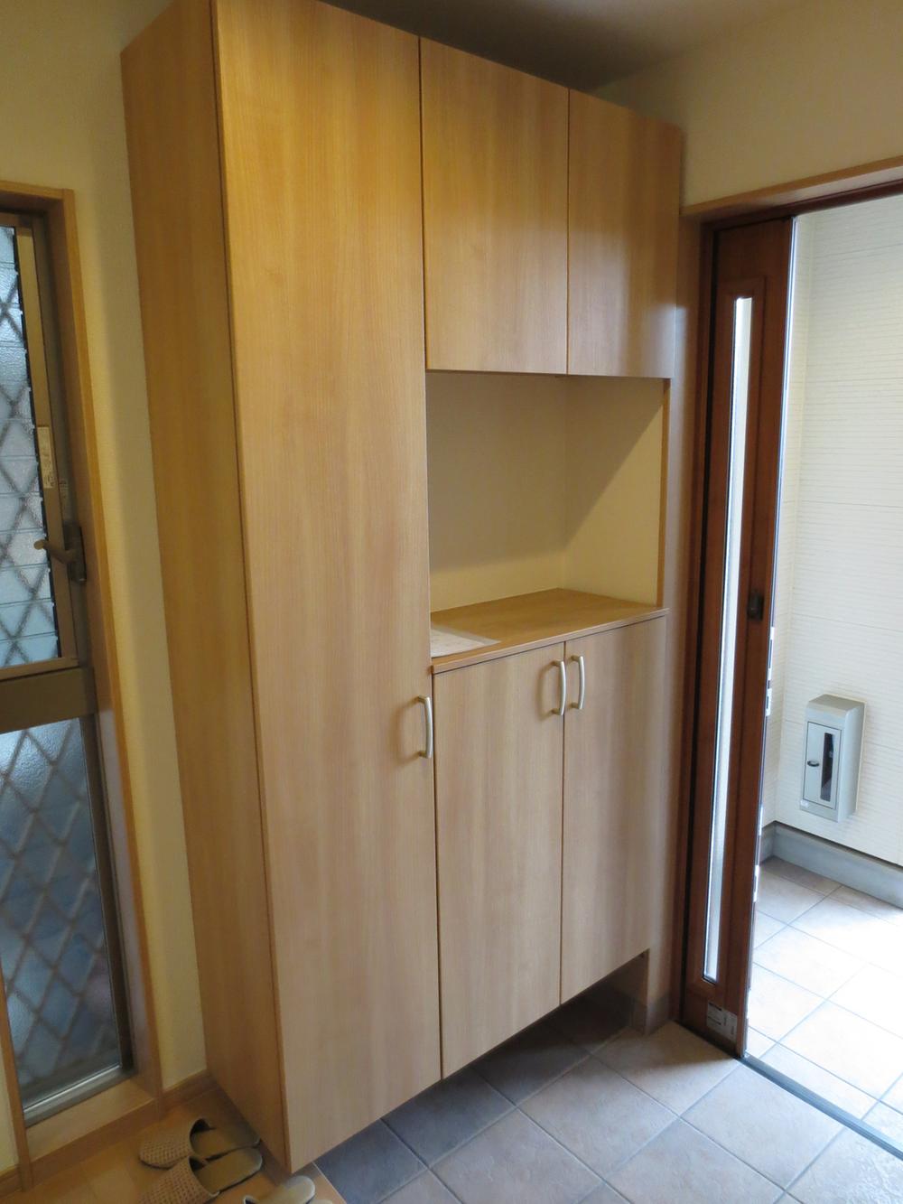 Entrance. Entrance storage