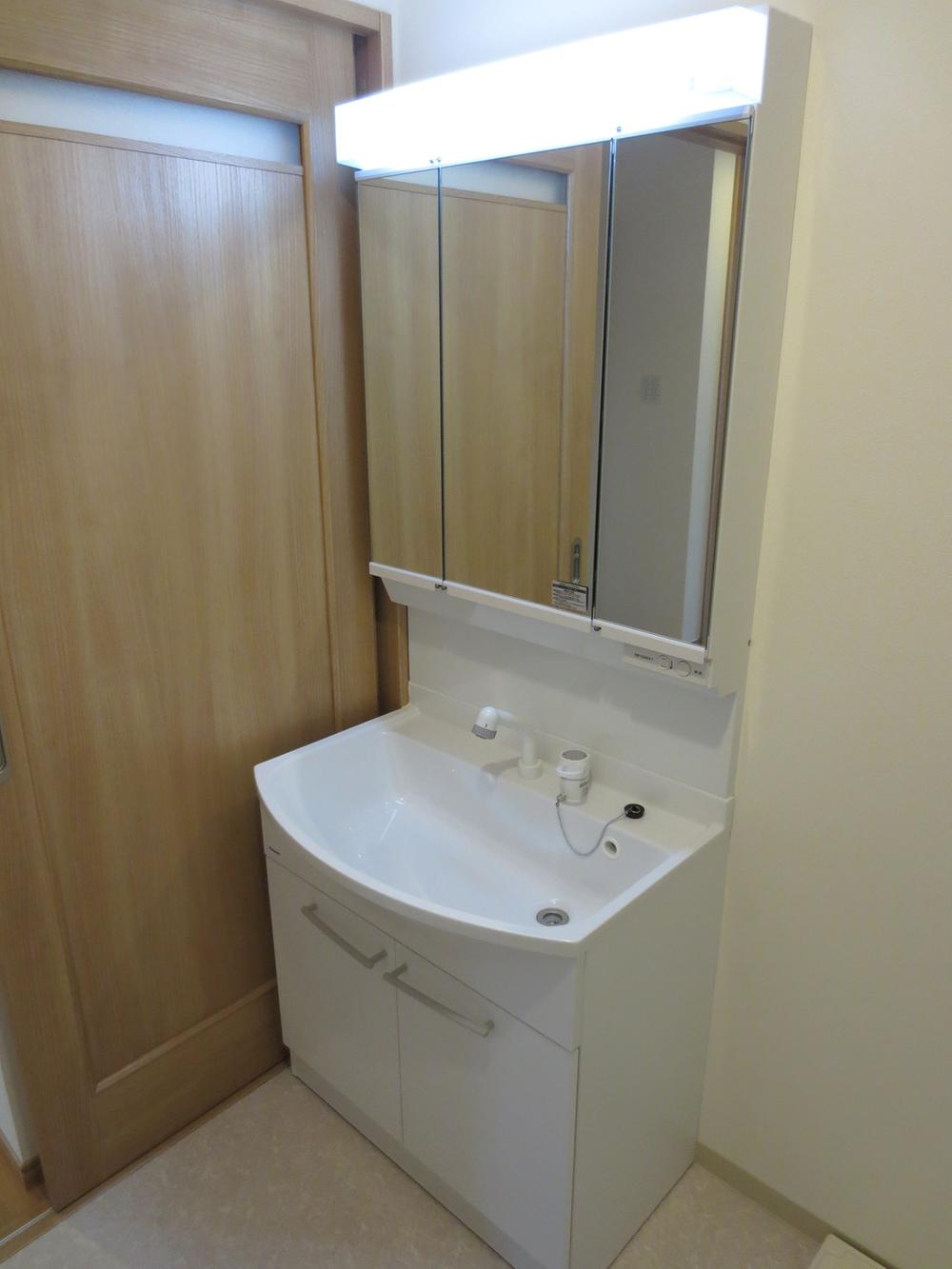 Wash basin, toilet. Washroom