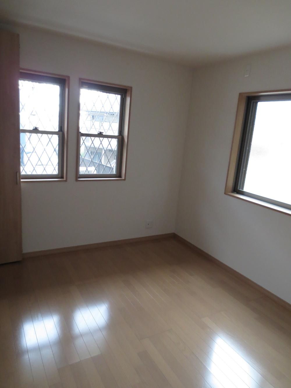 Non-living room. Day is a good home.