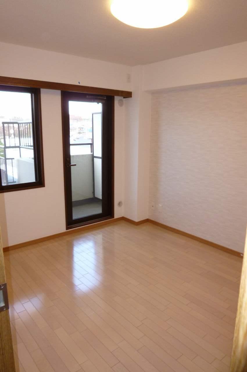 Non-living room. Other renovated content lots!