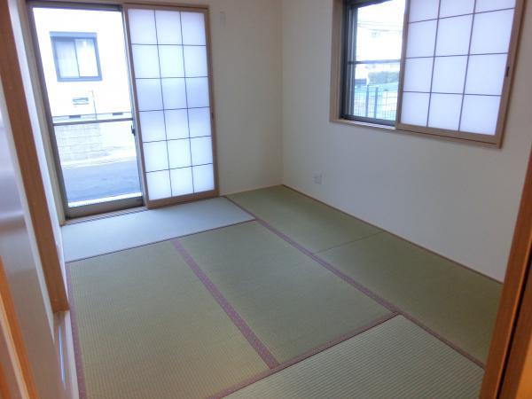 Non-living room. Calm somehow if there is a Japanese-style room.