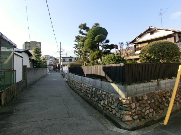 Streets around. 30m a quiet street parallel to the periphery of the city skyline.