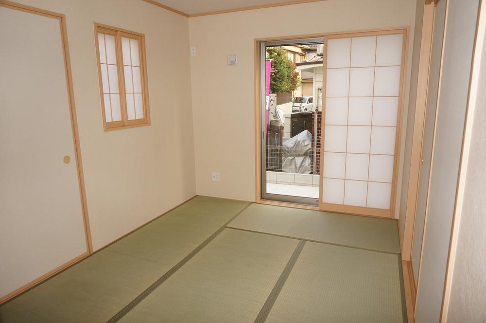 Non-living room. Other than the drawing roomese-style room that can also be used as a children's playground and nap